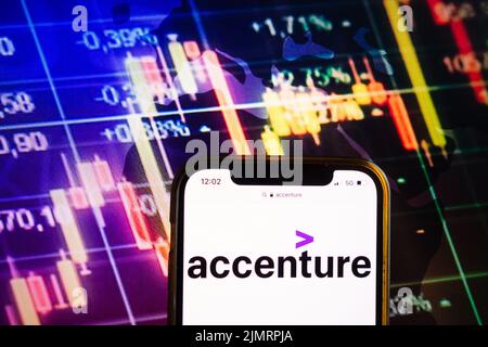 KONSKIE, POLEN – 07. August 2022: Smartphone mit Logo der Accenture plc auf dem Hintergrund des Börsendiagramms Stockfoto