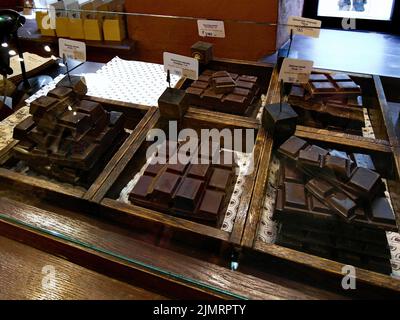 Schokoladen-Produkte zum Verkauf im Lviv Chocolate Shop Stockfoto