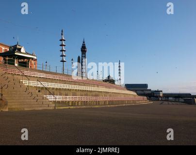 Der Fußgängerweg in der Nähe des nordpiers von blackpool mit Bänken und Schutz an der Promenade Stockfoto