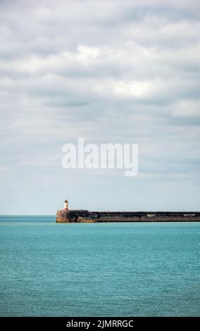 Newheaven Breakwater Lighthouse tagsüber, East Sussex, Südostengland Stockfoto