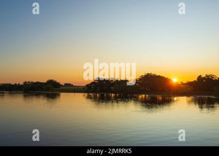 Bootstour bei Sonnenaufgang in Yellow Waters Billabong, Kakadu National Park, Northern Territory, Australien Stockfoto