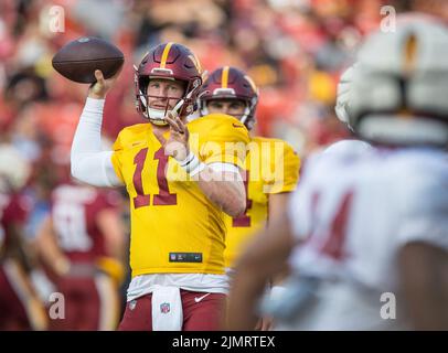 6. August 2022: Der Quarterback der Washington Commanders Carson Wentz (11) fällt während des NFL-Trainingslagers auf dem Fed Ex Field in Landover, Maryland, zurück zum Pass Fotograf: Cory Royster Stockfoto