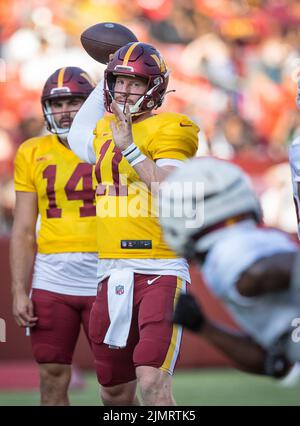 6. August 2022: Der Quarterback der Washington Commanders Carson Wentz (11) fällt während des NFL-Trainingslagers auf dem Fed Ex Field in Landover, Maryland, zurück zum Pass Fotograf: Cory Royster Stockfoto