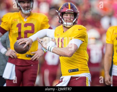 6. August 2022: Der Quarterback der Washington Commanders Carson Wentz (11) fällt während des NFL-Trainingslagers auf dem Fed Ex Field in Landover, Maryland, zurück zum Pass Fotograf: Cory Royster Stockfoto