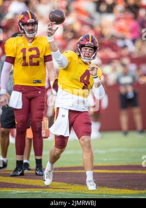 6. August 2022: Washington Commanders Quarterback Taylor Heinicke (4) fällt während des Trainings des NFL-Fußballtrainings auf dem Fed Ex Field in Landover, Maryland, zurück. Fotograf: Cory Royster Stockfoto