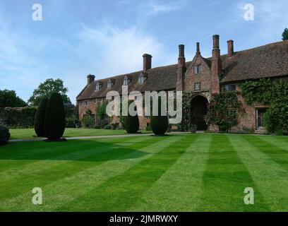 Der Elizabethan-Turm in Sissinghurst im Sommer, einer der berühmtesten Gärten Englands. Es ist nun im Besitz des National Trust und wird von ihm verwaltet Stockfoto