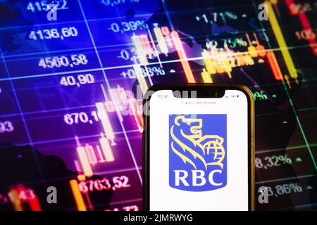 KONSKIE, POLEN - 07. August 2022: Smartphone mit Logo der Royal Bank of Canada (RBC) auf dem Hintergrund des Börsendiagramms Stockfoto