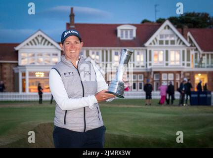 Die Südafrikanerin Ashleigh Buhai mit der Trophäe nach dem Gewinn der AIG Women's Open im Muirfield in Gullane, Schottland. Bilddatum: Sonntag, 7. August 2022. Stockfoto