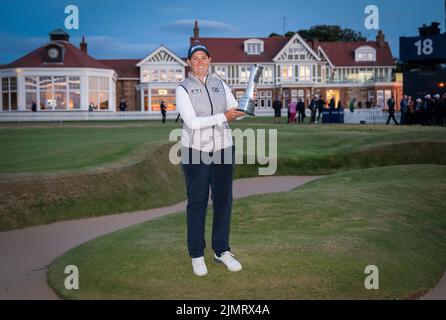 Die Südafrikanerin Ashleigh Buhai mit der Trophäe nach dem Gewinn der AIG Women's Open im Muirfield in Gullane, Schottland. Bilddatum: Sonntag, 7. August 2022. Stockfoto