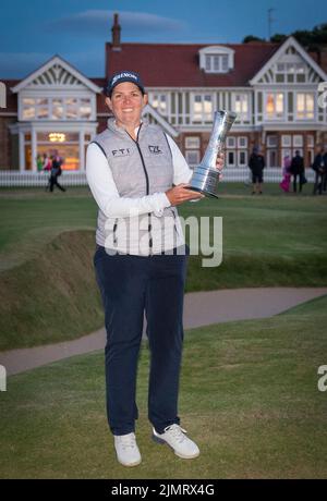 Die Südafrikanerin Ashleigh Buhai mit der Trophäe nach dem Gewinn der AIG Women's Open im Muirfield in Gullane, Schottland. Bilddatum: Sonntag, 7. August 2022. Stockfoto