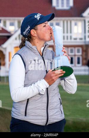 Die Südafrikanerin Ashleigh Buhai feiert mit der Trophäe nach dem Gewinn der AIG Women's Open im Muirfield in Gullane, Schottland. Bilddatum: Sonntag, 7. August 2022. Stockfoto