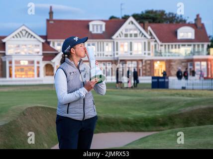 Die Südafrikanerin Ashleigh Buhai feiert mit der Trophäe nach dem Gewinn der AIG Women's Open im Muirfield in Gullane, Schottland. Bilddatum: Sonntag, 7. August 2022. Stockfoto