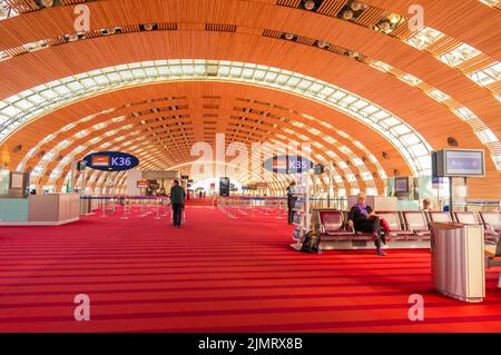 Paris, Frankreich, 1 2017. April: Nicht identifizierte Personen in der Abflughalle im Terminal der Internationalen Roissy-Charles-de-Gaulle-Station Stockfoto