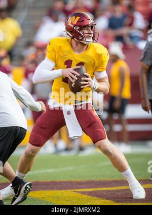 6. August 2022: Washington Commanders Quarterback Carson Wentz (11) während des NFL-Trainingslagers des Teams auf dem Fed Ex Field in Landover, Maryland Fotograf: Cory Royster Stockfoto