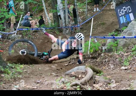 Beaupre, Quebec, Kanada. 07. August 2022: Juliette Tetreault aus Kanada (62) geht beim Cross-Country-olympischen Rennen von WomenÕs während des Mercedes-Benz UCI Mountain Bike World Cup 2022 in Mont-Sainte-Anne in Beaupre, Quebec, Kanada, einen schweren Niedergang durch. Daniel Lea/CSM Credit: CAL Sport Media/Alamy Live News Stockfoto