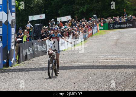 Beaupre, Quebec, Kanada. 07. August 2022: Yolanda Neff aus der Schweiz (9) überquert die Ziellinie und gewinnt das olympische Langlaufrennen WomenÕs während des Mercedes-Benz UCI Mountain Bike World Cup 2022 in Mont-Sainte-Anne in Beaupre, Quebec, Kanada. Daniel Lea/CSM Credit: CAL Sport Media/Alamy Live News Stockfoto