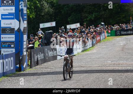 Beaupre, Quebec, Kanada. 07. August 2022: Yolanda Neff aus der Schweiz (9) überquert die Ziellinie und gewinnt das olympische Langlaufrennen WomenÕs während des Mercedes-Benz UCI Mountain Bike World Cup 2022 in Mont-Sainte-Anne in Beaupre, Quebec, Kanada. Daniel Lea/CSM Credit: CAL Sport Media/Alamy Live News Stockfoto