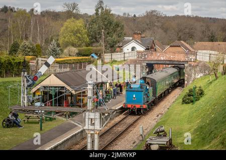 Caledonian Railway '439' Class 0-4-4T No. 419 kommt an Groombridge Station auf der Spa Valley Railway Stockfoto