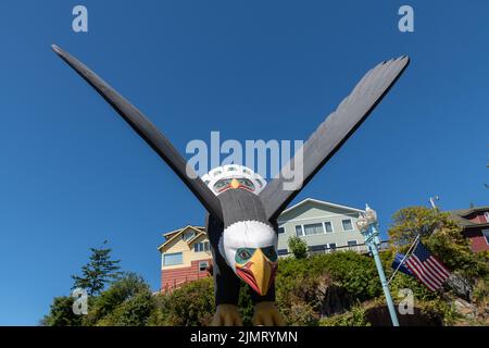 Thundering Wings Eagle Carving von Tlingit-Meisterschnitzer Nathan Jackson im Eagle Park im Zentrum von Ketchikan, Alaska. Stockfoto