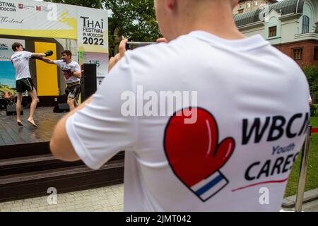 Moskau, Russland. 7. vom August 2022. Die thailändischen Muay-Athleten zeigen einen Kampf auf einer Bühne während des thailändischen Festivals in Moskau 2022, im Eremitage-Garten in Moskau, Russland. Nikolay Vinokurov/Alamy Live News Stockfoto