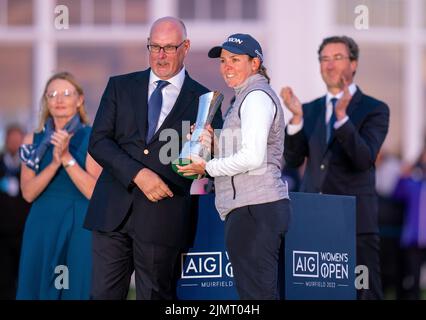 Die Südafrikanerin Ashleigh Buhai mit der Trophäe nach dem Gewinn der AIG Women's Open im Muirfield in Gullane, Schottland. Bilddatum: Sonntag, 7. August 2022. Stockfoto