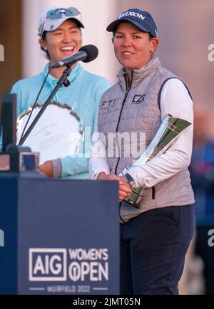 Die Südafrikanerin Ashleigh Buhai mit der Trophäe nach dem Gewinn der AIG Women's Open im Muirfield in Gullane, Schottland. Bilddatum: Sonntag, 7. August 2022. Stockfoto