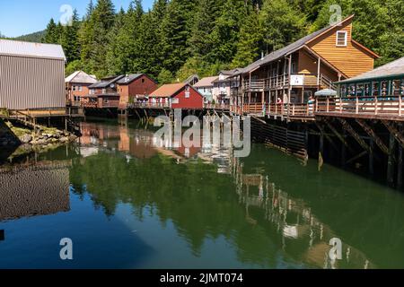 Geschäfte und Gebäude des historischen Viertels Creek Street, das über dem Ketchikan Creek in Ketchikan, Alaska, erbaut wurde. Stockfoto