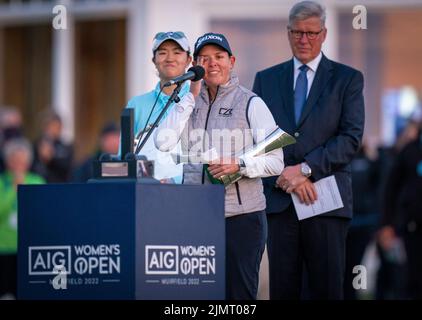 Die Südafrikanerin Ashleigh Buhai mit der Trophäe nach dem Gewinn der AIG Women's Open im Muirfield in Gullane, Schottland. Bilddatum: Sonntag, 7. August 2022. Stockfoto