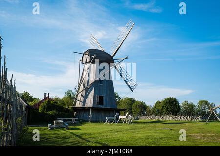 Typische Holzwindmühlen der estnischen Landschaft. Historische Bauernarchitektur. Stockfoto