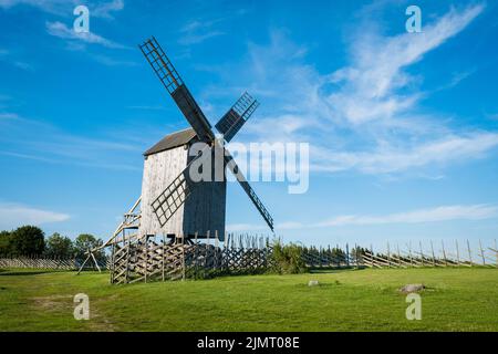 Typische Holzwindmühlen der estnischen Landschaft. Historische Bauernarchitektur. Stockfoto