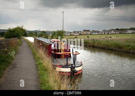 Am Kanal Leeds und Liverpool liegt ein Schmalschiff, das von Silberbooten gemietet wird. Stockfoto