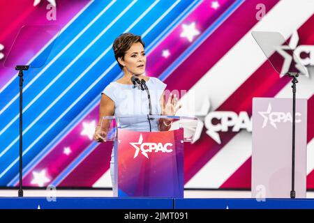 Dallas, TX - 6. August 2022: Republikanischer Kandidat für den Gouverneur von Arkansas, Kari Lake, spricht während der CPAC Texas 2022 Konferenz im Hilton Anatole Stockfoto