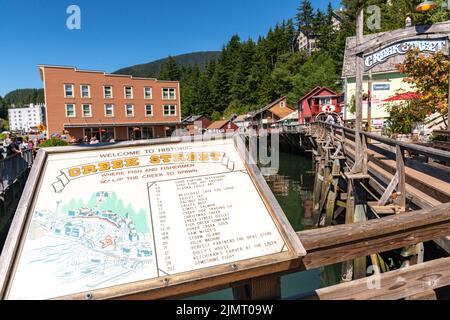 Geschäfte und Gebäude des historischen Viertels Creek Street, das über dem Ketchikan Creek in Ketchikan, Alaska, erbaut wurde. Stockfoto