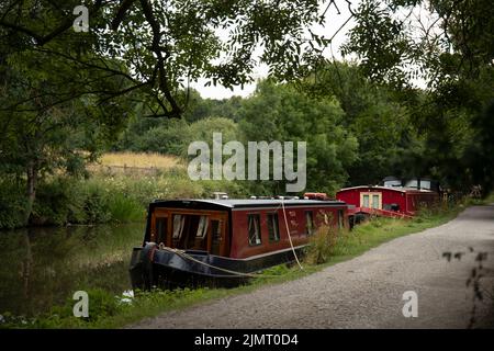 Ein Schmalschiff, das von Silsden Booten gemietet wurde, liegt am Kanal von Leeds und Liverpool. Stockfoto