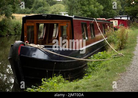 Ein Schmalschiff, das von Silsden Booten gemietet wurde, liegt am Kanal von Leeds und Liverpool. Stockfoto