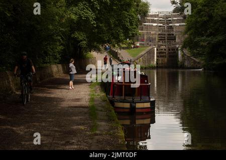 Ein Schmalschiff, das von Silsden Booten gemietet wurde, liegt am Kanal von Leeds und Liverpool. Stockfoto