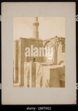 Unbekannter Fotograf, Selimiye Moschee, ehemals Sophienkathedrale in Nikosia, Nordzypern (vor 1900): Blick auf die Westseite. Foto auf Papier, 34 x 25,2 cm (einschließlich Scankanten) N.N. : Selimiye-Moschee, vormals Sophienkaphedrale, Nikosia Stockfoto