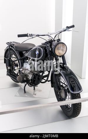 München, 10. März 2016: Motorrad im Museum die bmw Welt in München präsentierte sowohl neue Modelle als auch alte BMW-Autos Stockfoto