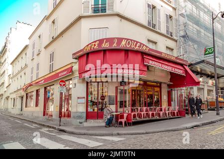 Paris, Frankreich, 26. März 2017: Das Cafe des 2 Moulins French für zwei Windmühlen ist ein Café im Montmartre Stockfoto