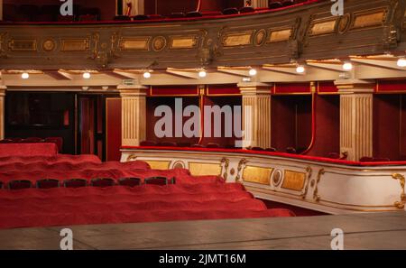 Außerhalb der Saison Innenraum des Belgrader, Serbien, Opernhaus zeigt deckt über Sitzgelegenheiten. Das Foto wurde von der Bühne aus aufgenommen, mit Blick auf die Sitze und den Balkon. Stockfoto