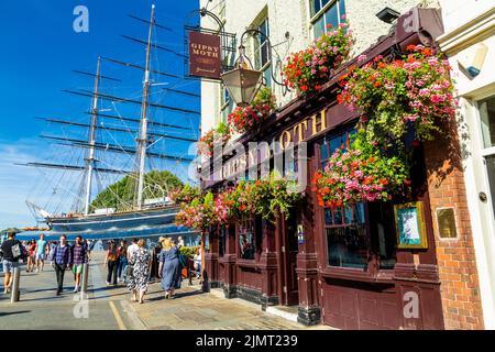 Außenansicht des Gypsy Moth Pubs und des Cutty Sark in Greenwich, London, Großbritannien Stockfoto