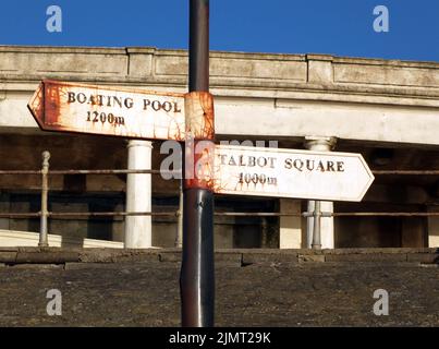 Alte Wegweiser für den Bootspool und den talbot-Platz an der Fußgängerpromenade in blackpool Stockfoto