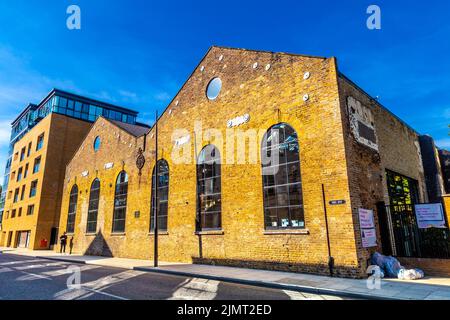 Außenansicht der Schmiede - umgebaute Eisengirnschmiede aus viktorianischer Zeit, die Komponenten für Schiffe, Westferry Road, Isle of Dogs, London, Großbritannien, schuf Stockfoto