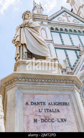 Dante Alighieri Statue in Florenz, Toskana Region, Italien, mit erstaunlichen blauen Himmel Hintergrund. Stockfoto