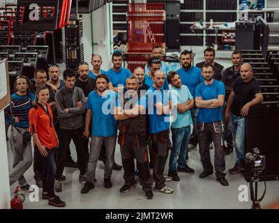 Portrait of Groups Vielfalt Arbeiter Fabrik oder Technik stehend Querlenker sehen zuversichtlich in einem industriellen Fertigung fa Stockfoto