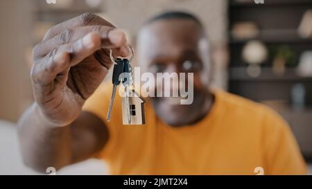 Reifer afroamerikanischer Mann glücklicher Hausbesitzer männlicher immobilienkaufmann zeigt einen Haufen Schlüssel von neuem Anwesen Wohnung gemietet Haus aufgeregt glücklich Erwachsener Senior Stockfoto