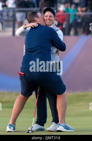 Die Südafrikanerin Ashleigh Buhai feiert mit ihrem Mann David Buhai auf dem Green 18. nach dem Gewinn der AIG Women's Open im Muirfield in Gullane, Schottland. Bilddatum: Sonntag, 7. August 2022. Stockfoto