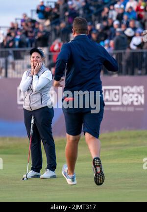 Die Südafrikanerin Ashleigh Buhai feiert mit ihrem Mann David Buhai auf dem Green 18. nach dem Gewinn der AIG Women's Open im Muirfield in Gullane, Schottland. Bilddatum: Sonntag, 7. August 2022. Stockfoto