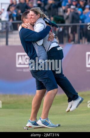 Die Südafrikanerin Ashleigh Buhai feiert mit ihrem Mann David Buhai auf dem Green 18. nach dem Gewinn der AIG Women's Open im Muirfield in Gullane, Schottland. Bilddatum: Sonntag, 7. August 2022. Stockfoto