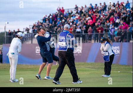 Die Südafrikanerin Ashleigh Buhai feiert mit ihrem Mann David Buhai auf dem Green 18. nach dem Gewinn der AIG Women's Open im Muirfield in Gullane, Schottland. Bilddatum: Sonntag, 7. August 2022. Stockfoto